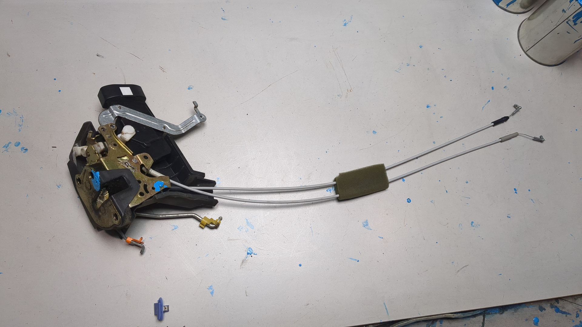 Замок двери передней правой