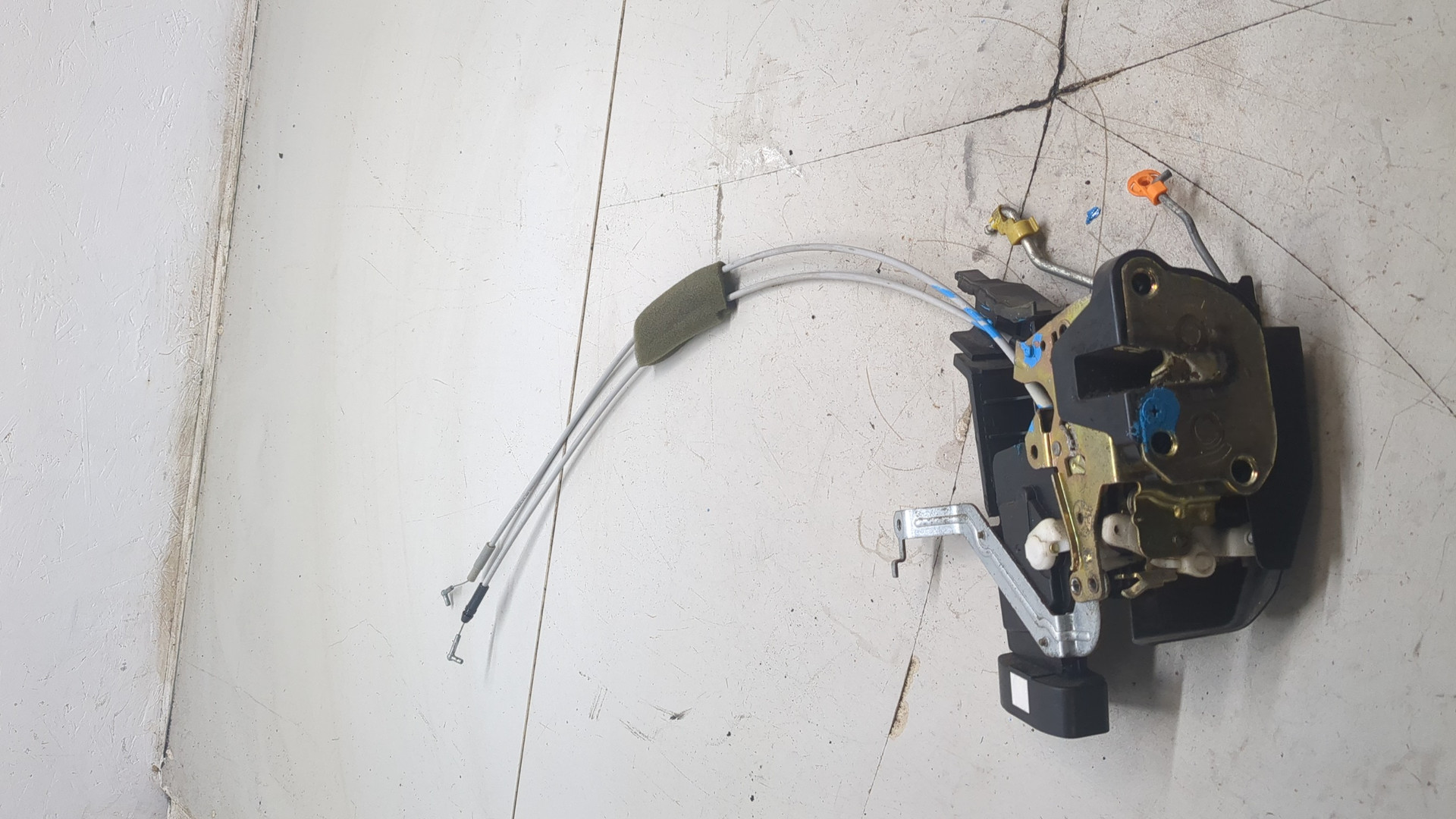 Замок двери передней правой