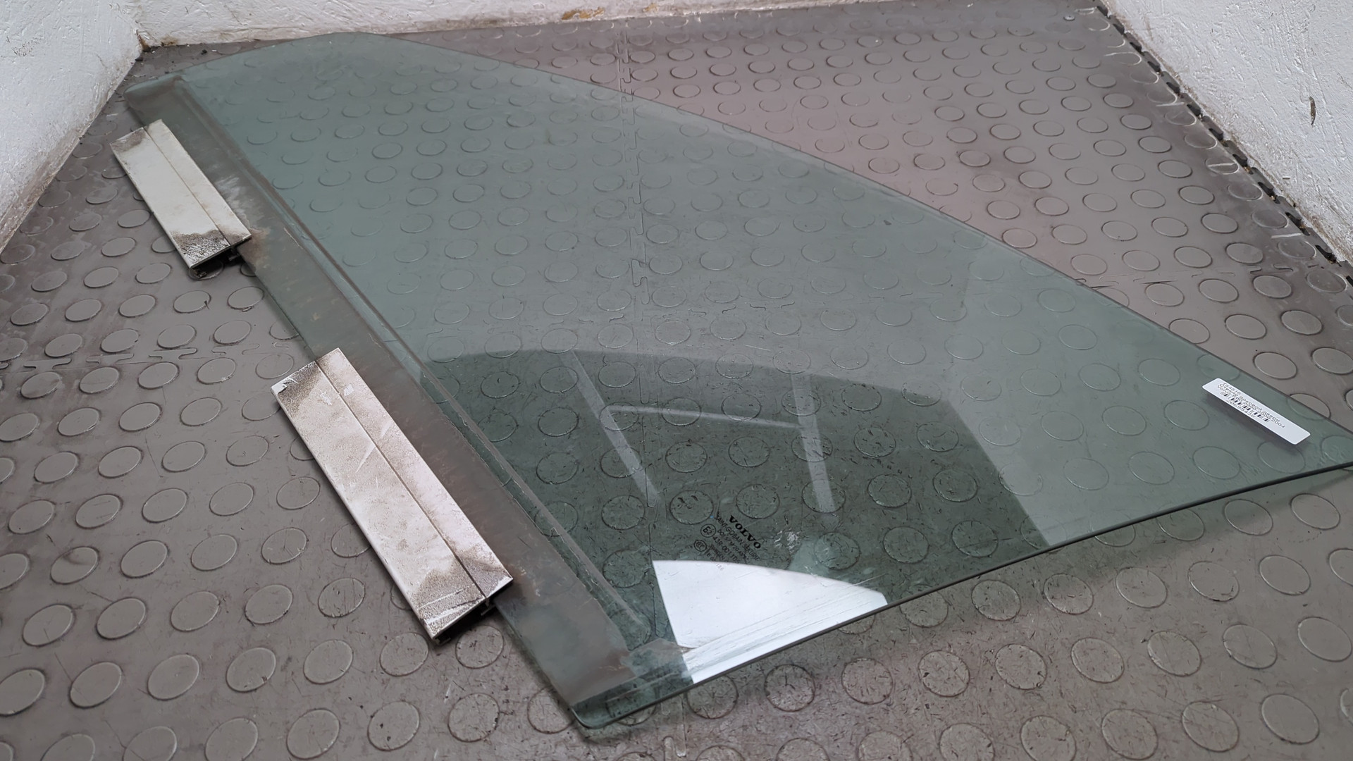 Стекло двери передней левой