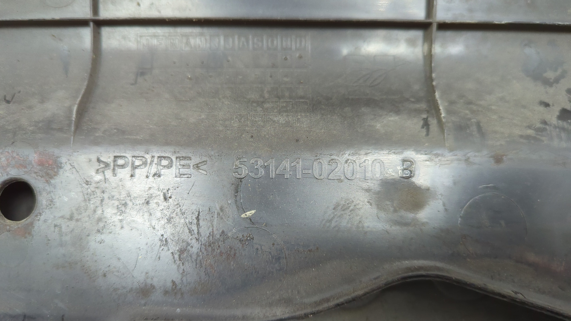 Кожух замка капота