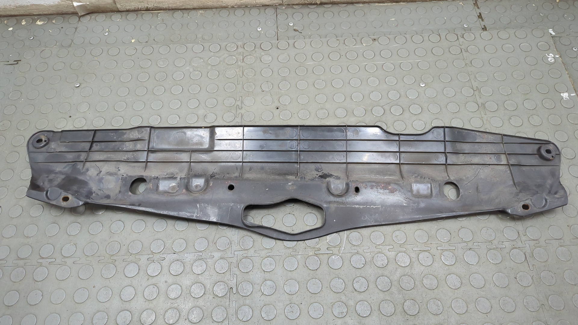 Кожух замка капота