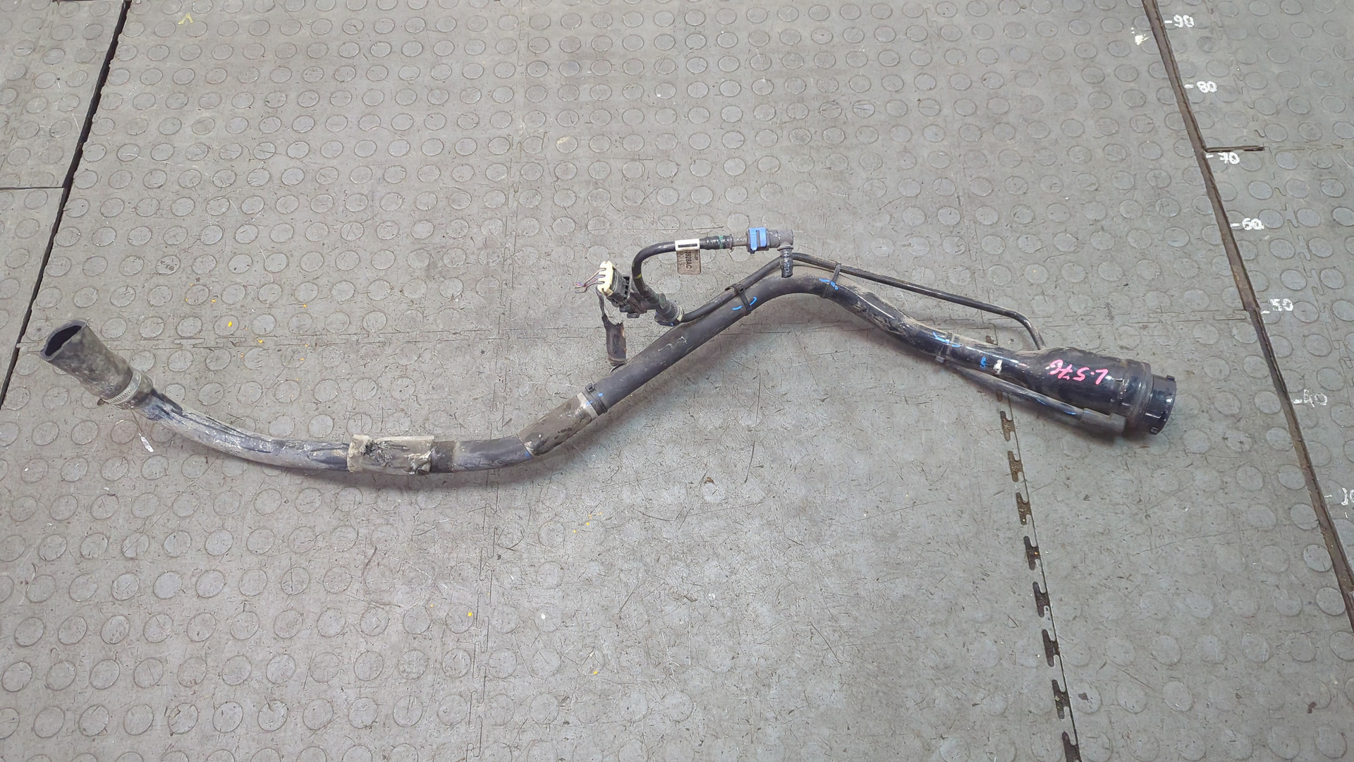 Горловина топливного бака