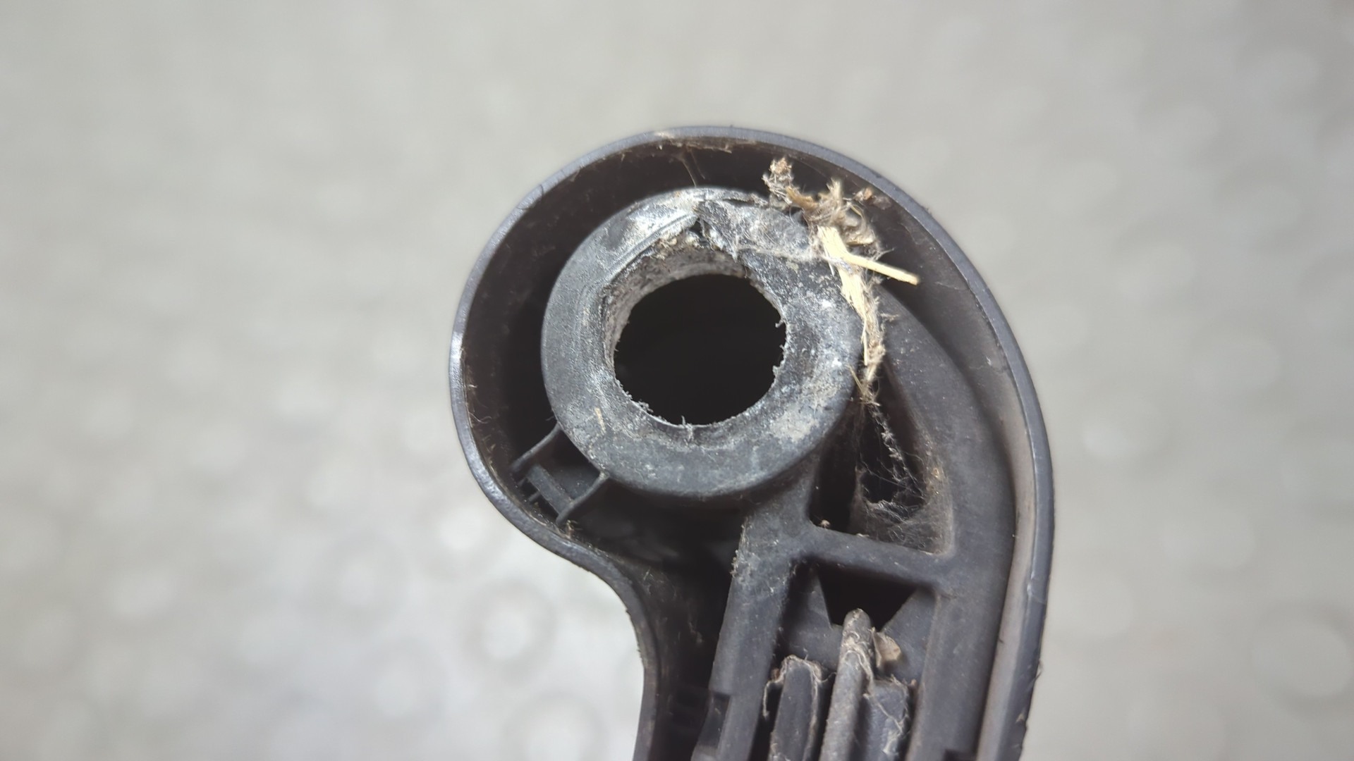 Поводок стеклоочистителя заднего