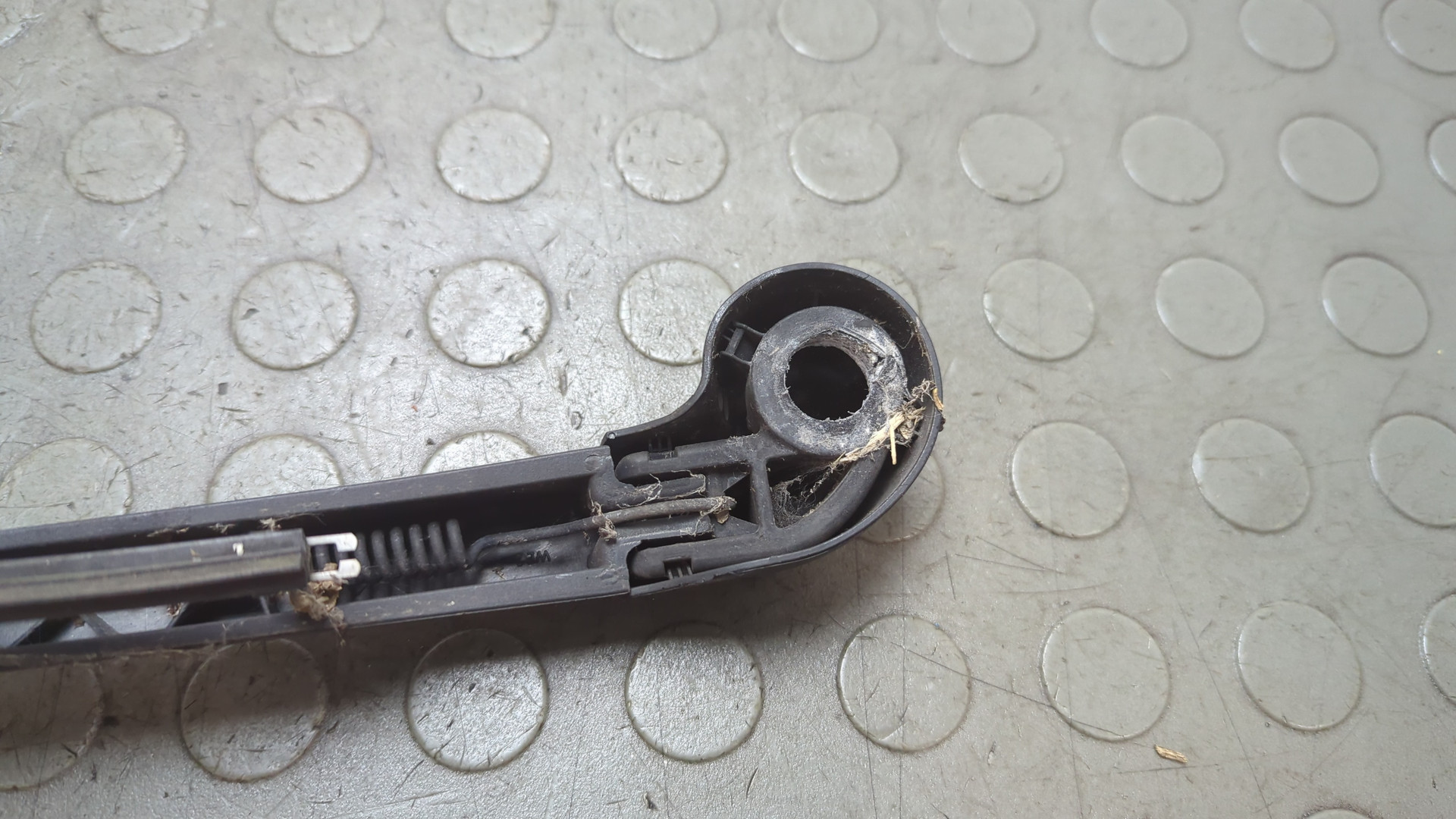 Поводок стеклоочистителя заднего