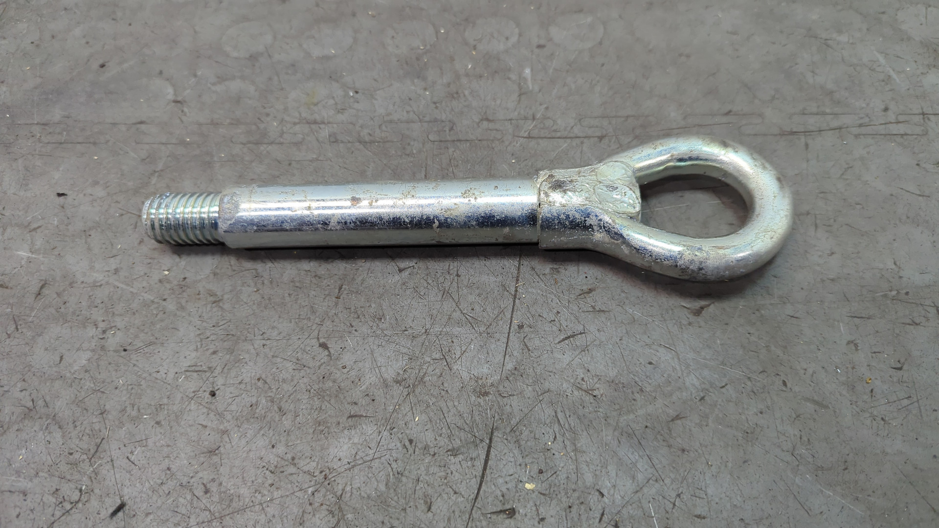 Крюк буксировочный