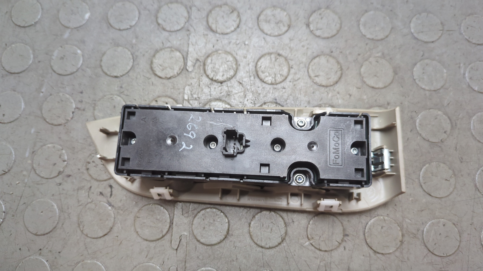 Кнопка стеклоподъемника