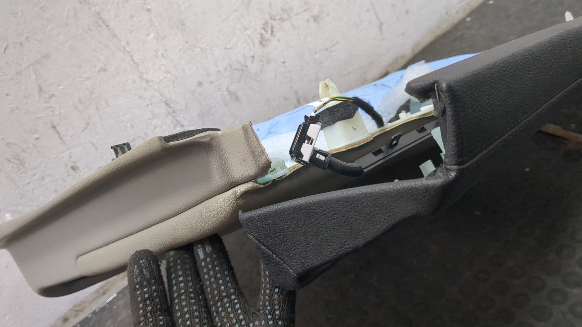 Обшивка двери задней правой