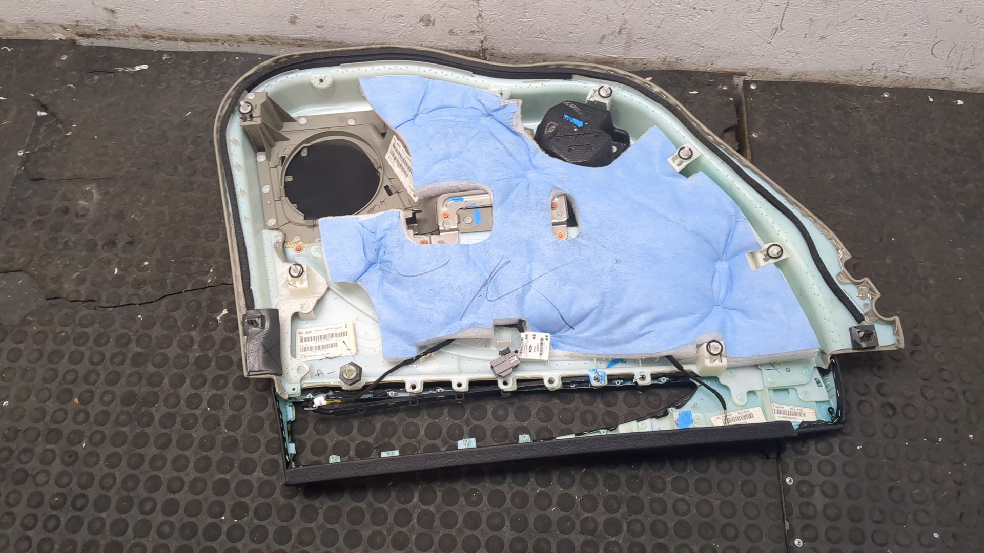 Обшивка двери задней правой