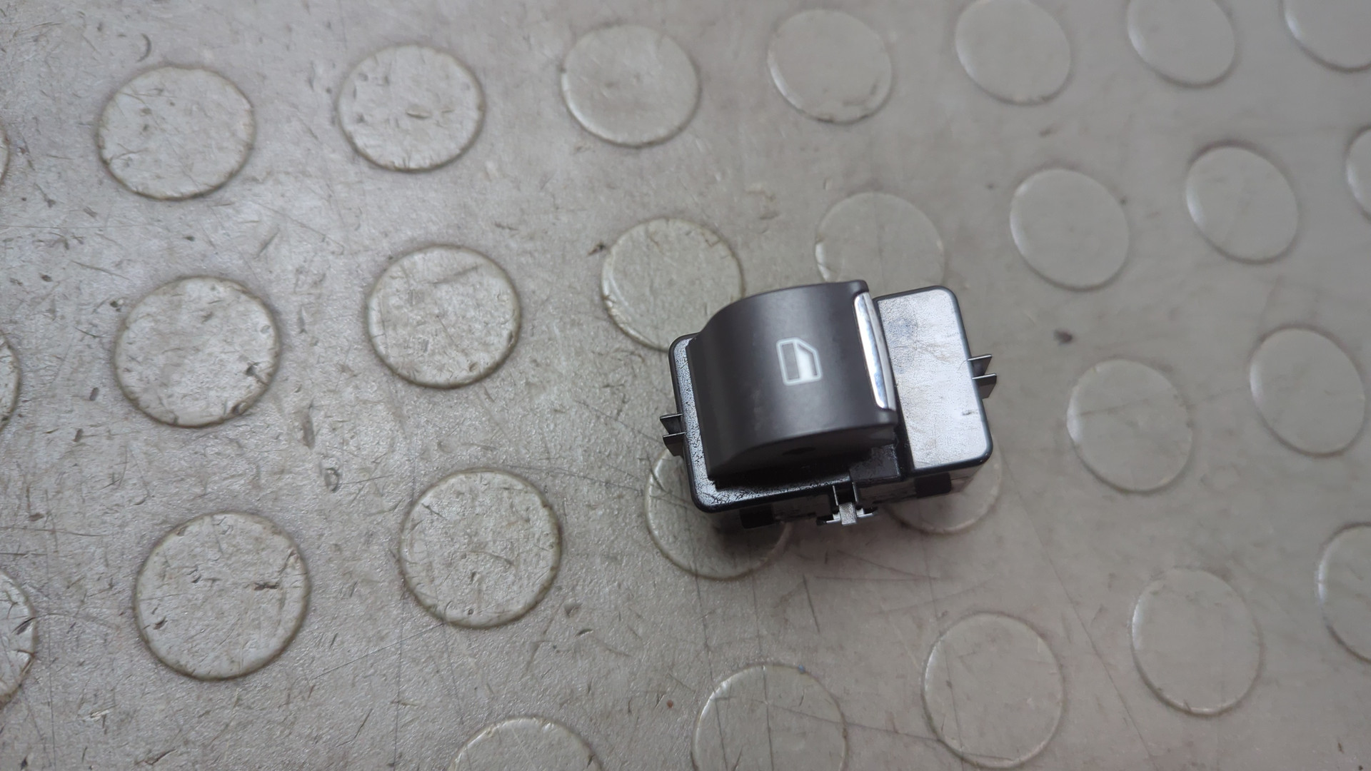 Кнопка стеклоподъемника