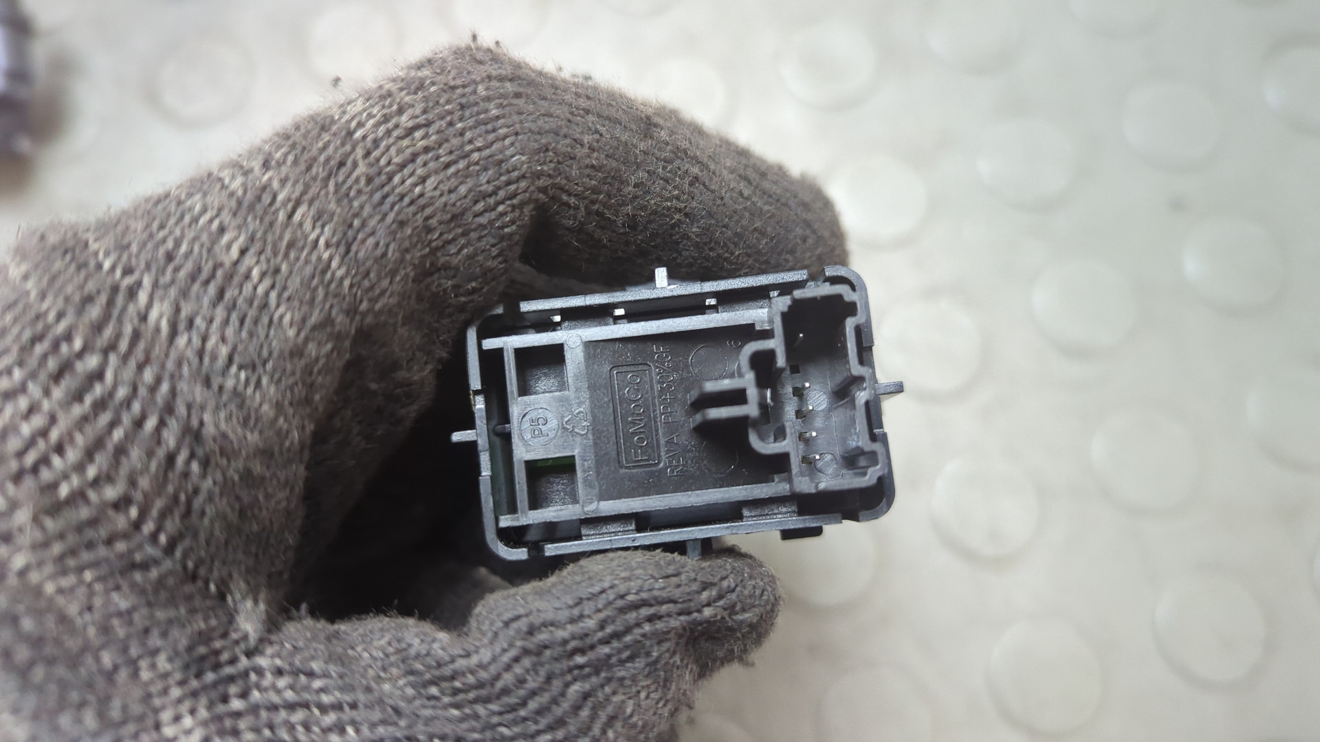 Кнопка стеклоподъемника