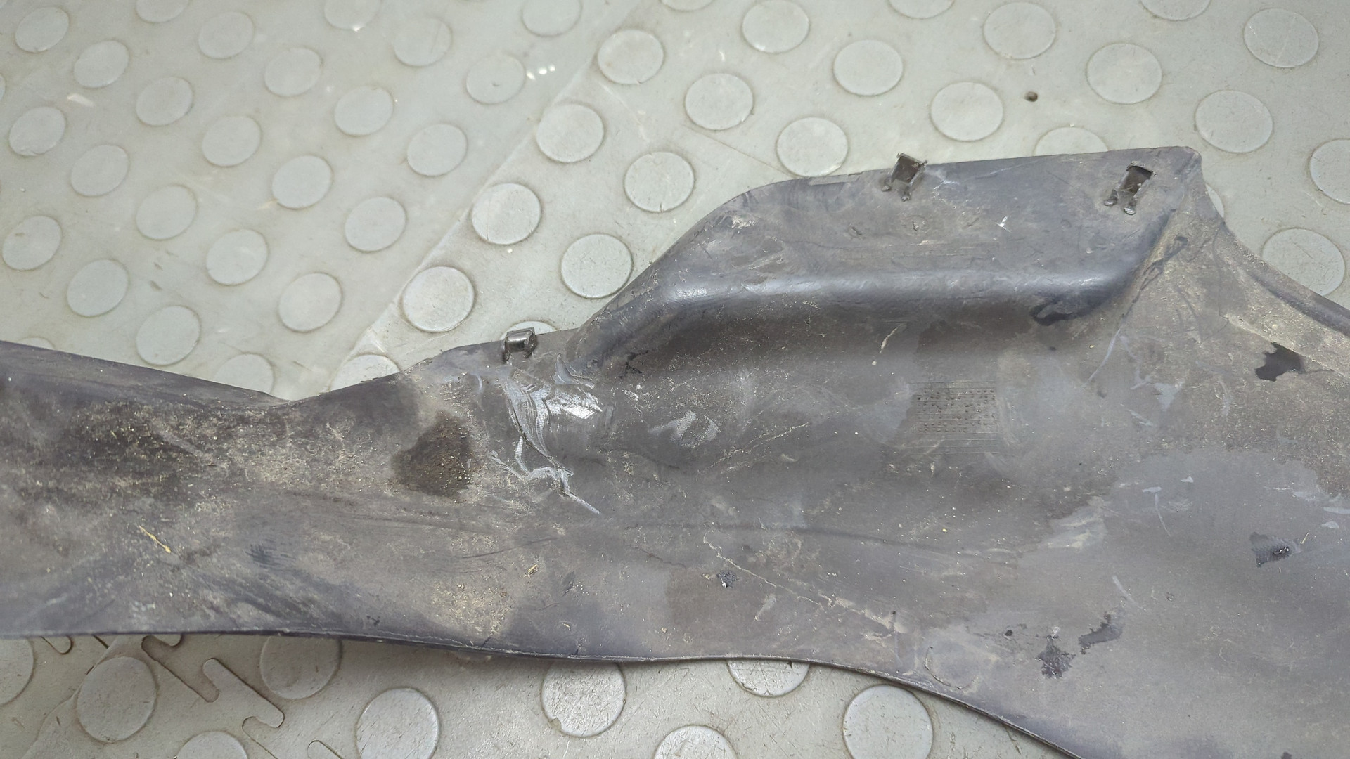 Кожух замка капота