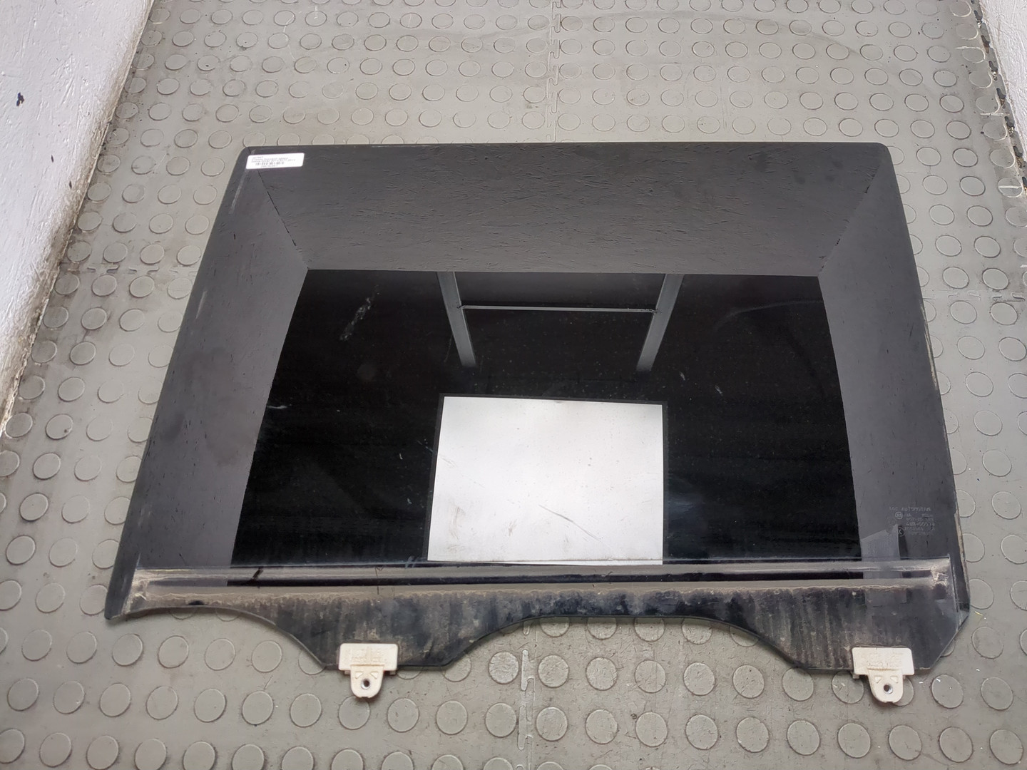 Стекло двери задней левой