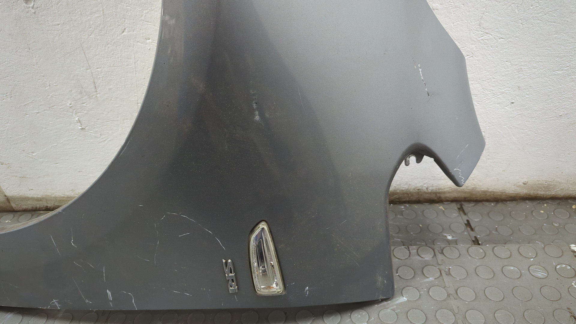 Крыло переднее левое