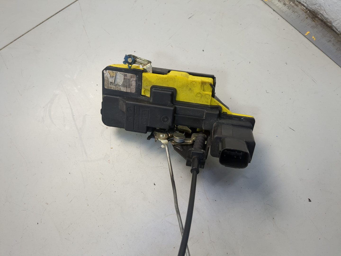 Замок двери задней левой