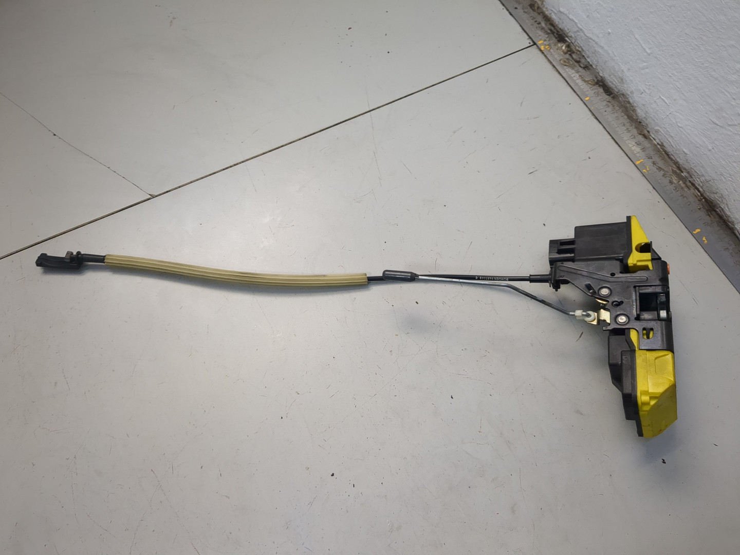 Замок двери задней левой