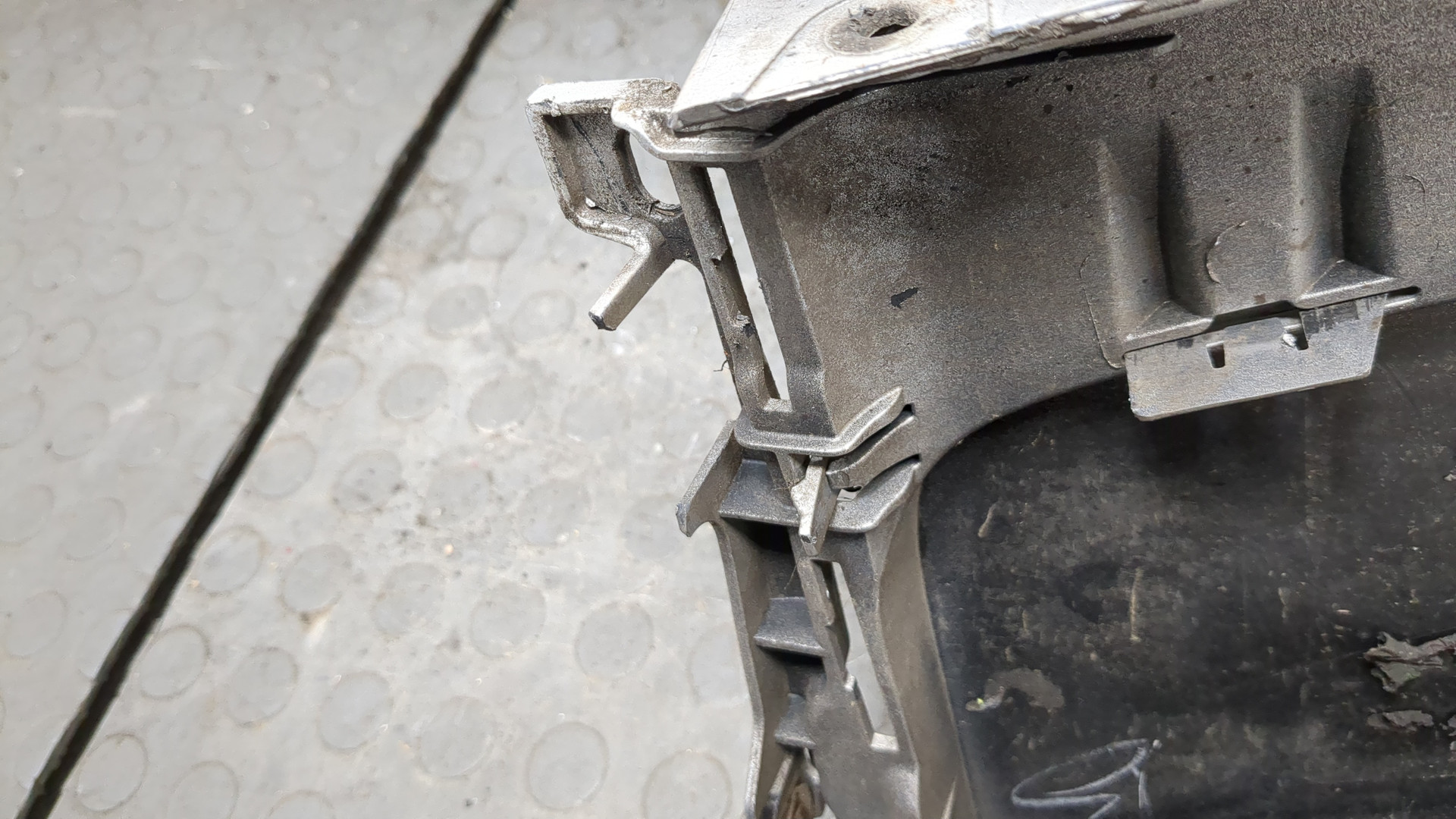 Крыло переднее правое