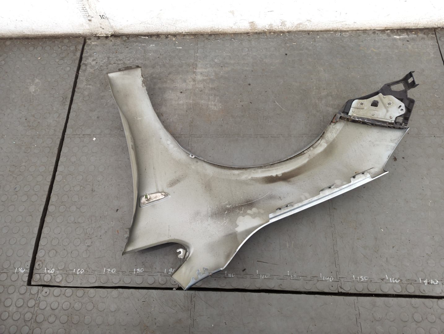 Крыло переднее правое