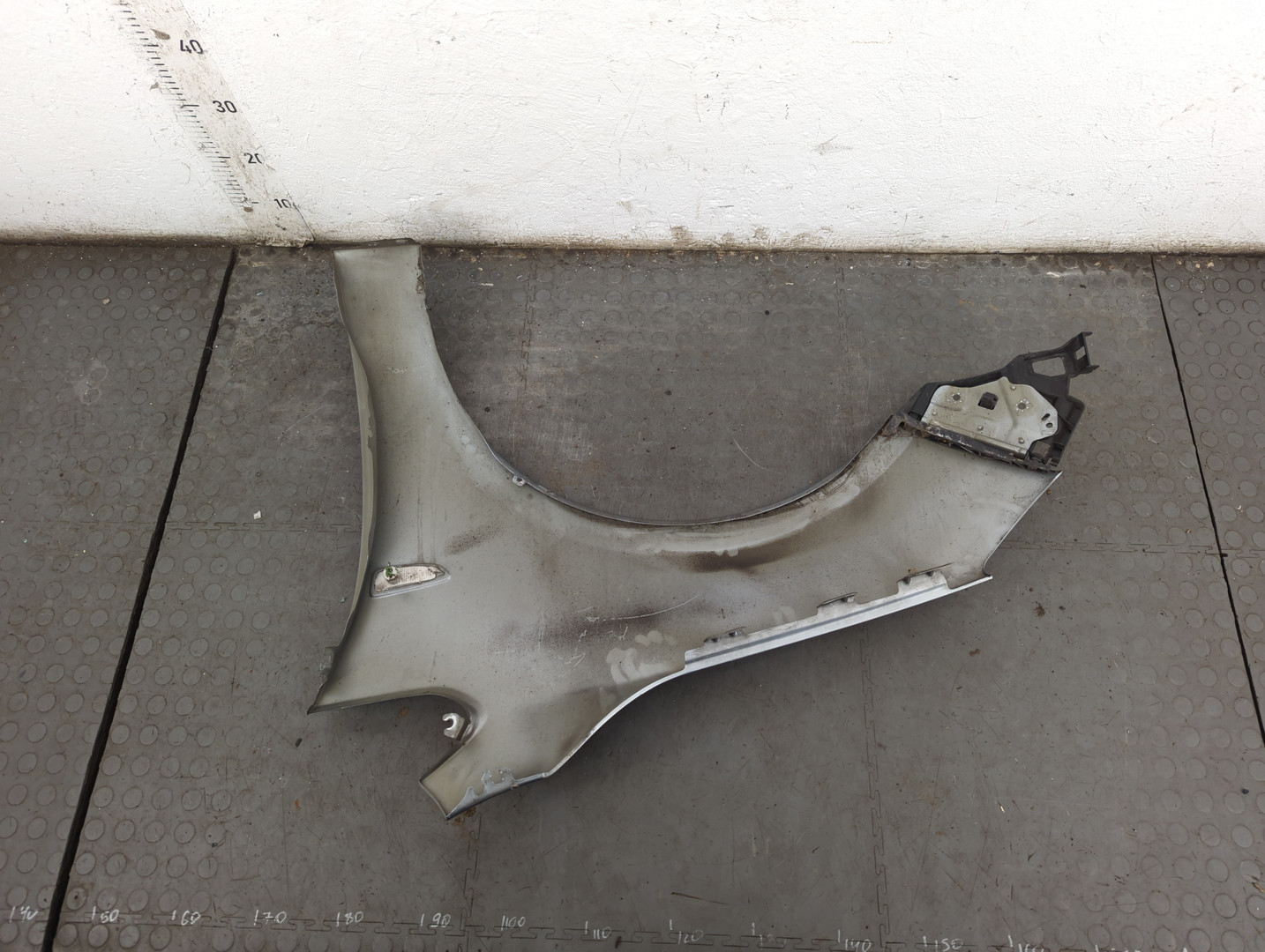 Крыло переднее правое