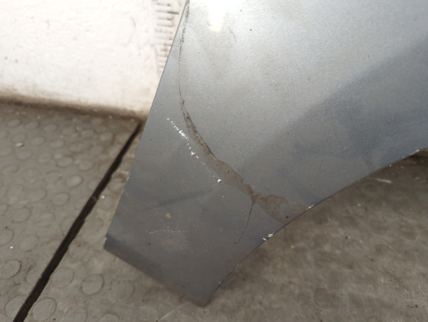 Крыло переднее правое