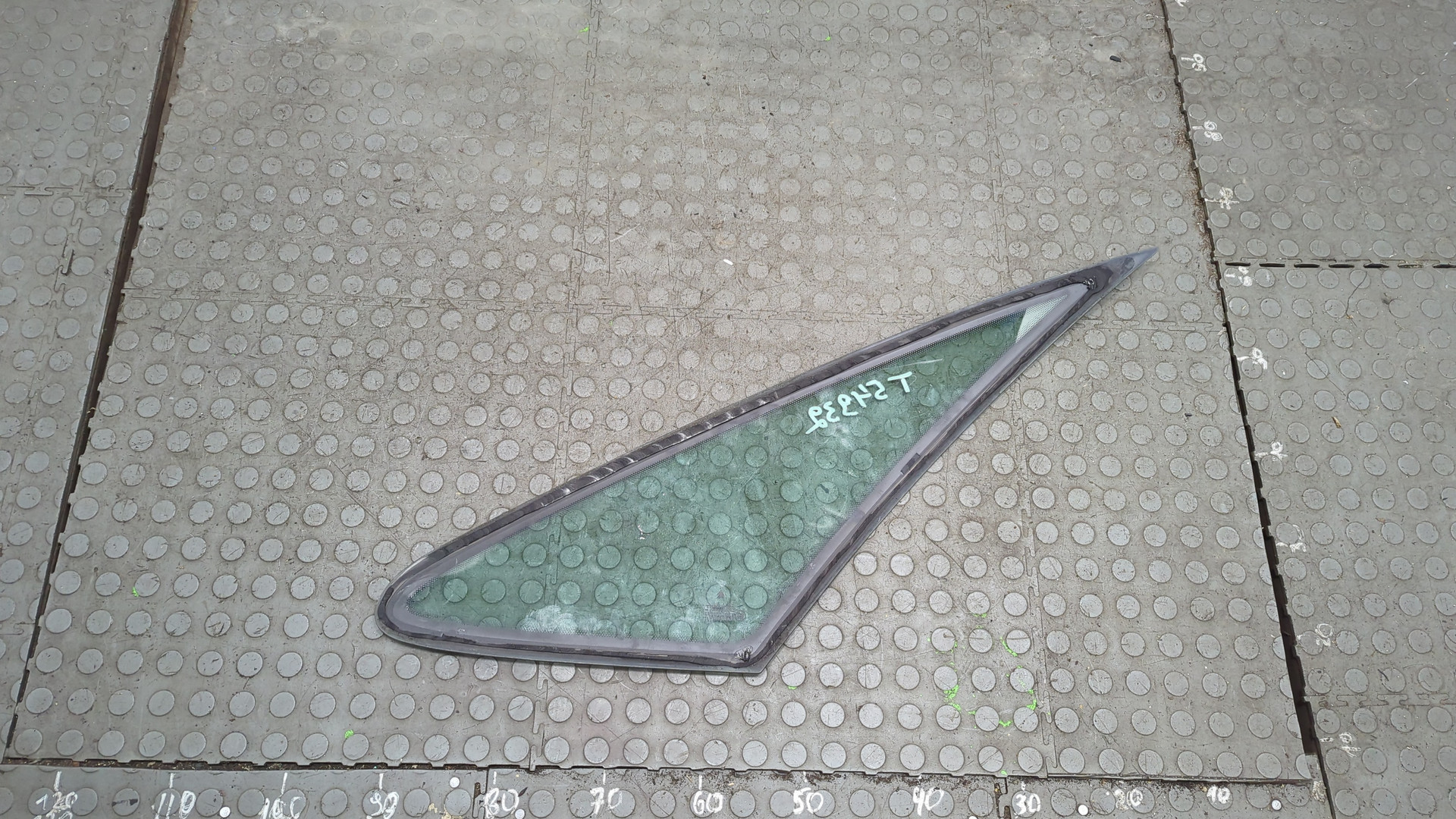 Стекло кузовное глухое правое