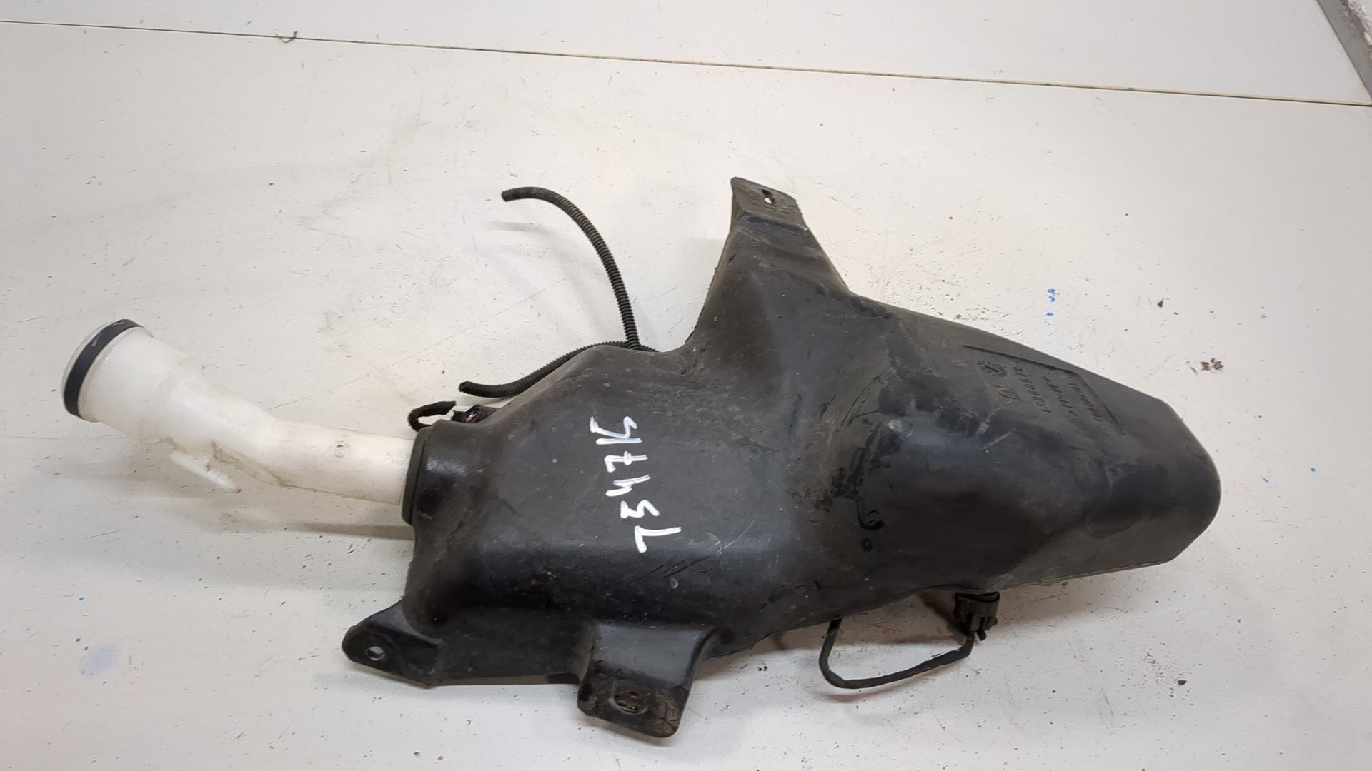 Бачок омывателя лобового стекла