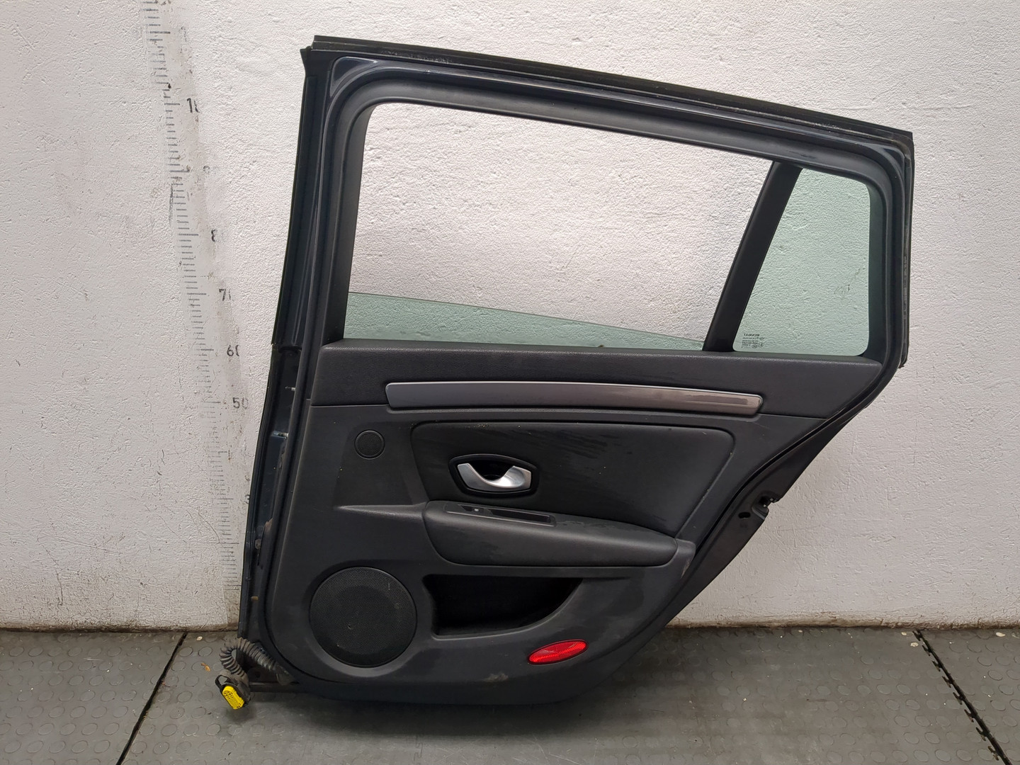 Дверь задняя правая