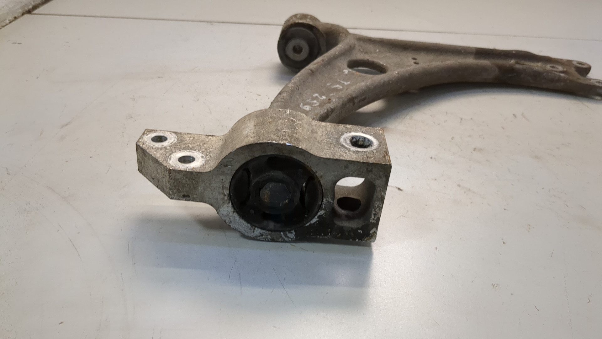 Рычаг передний правый