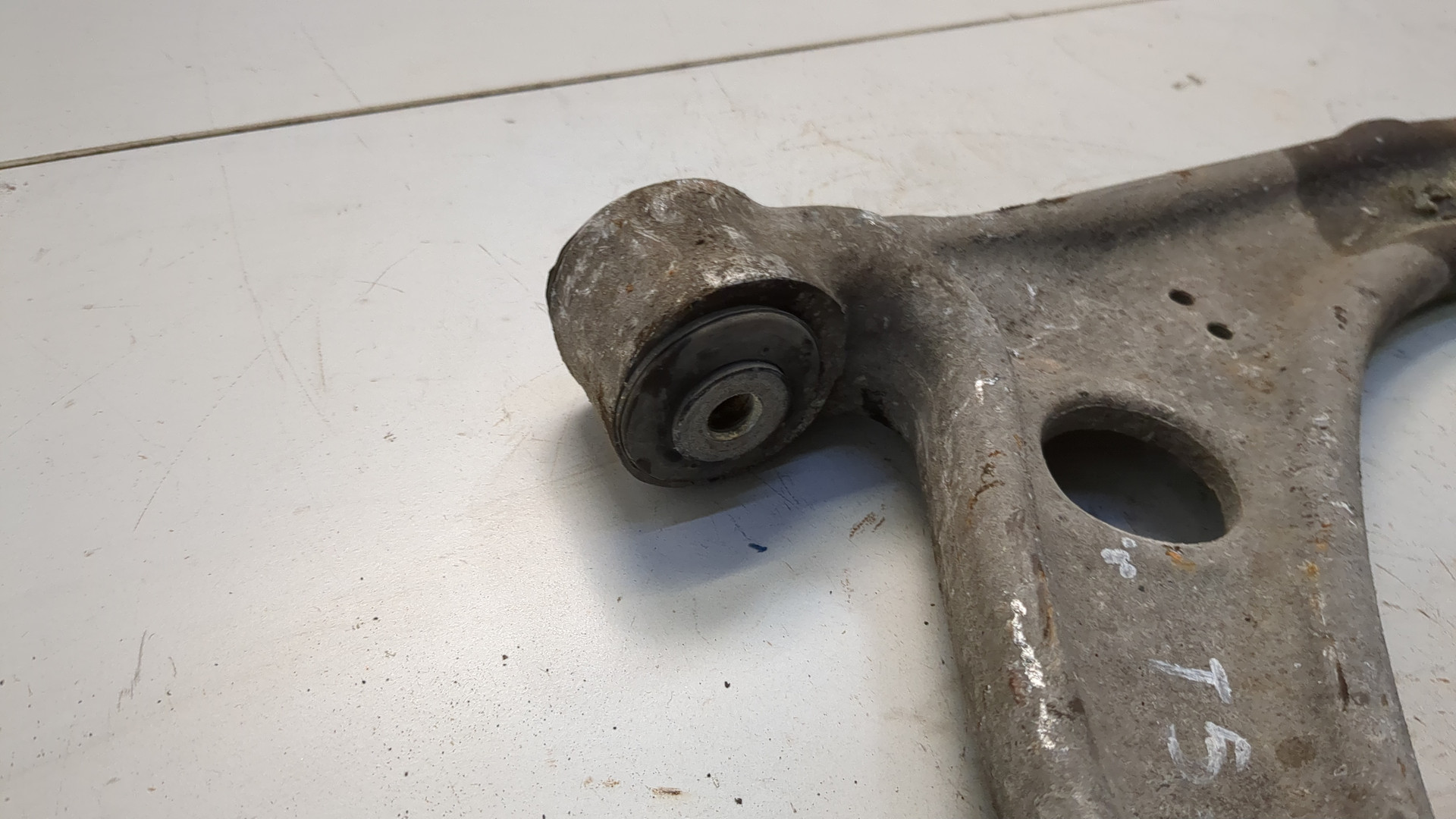 Рычаг передний правый