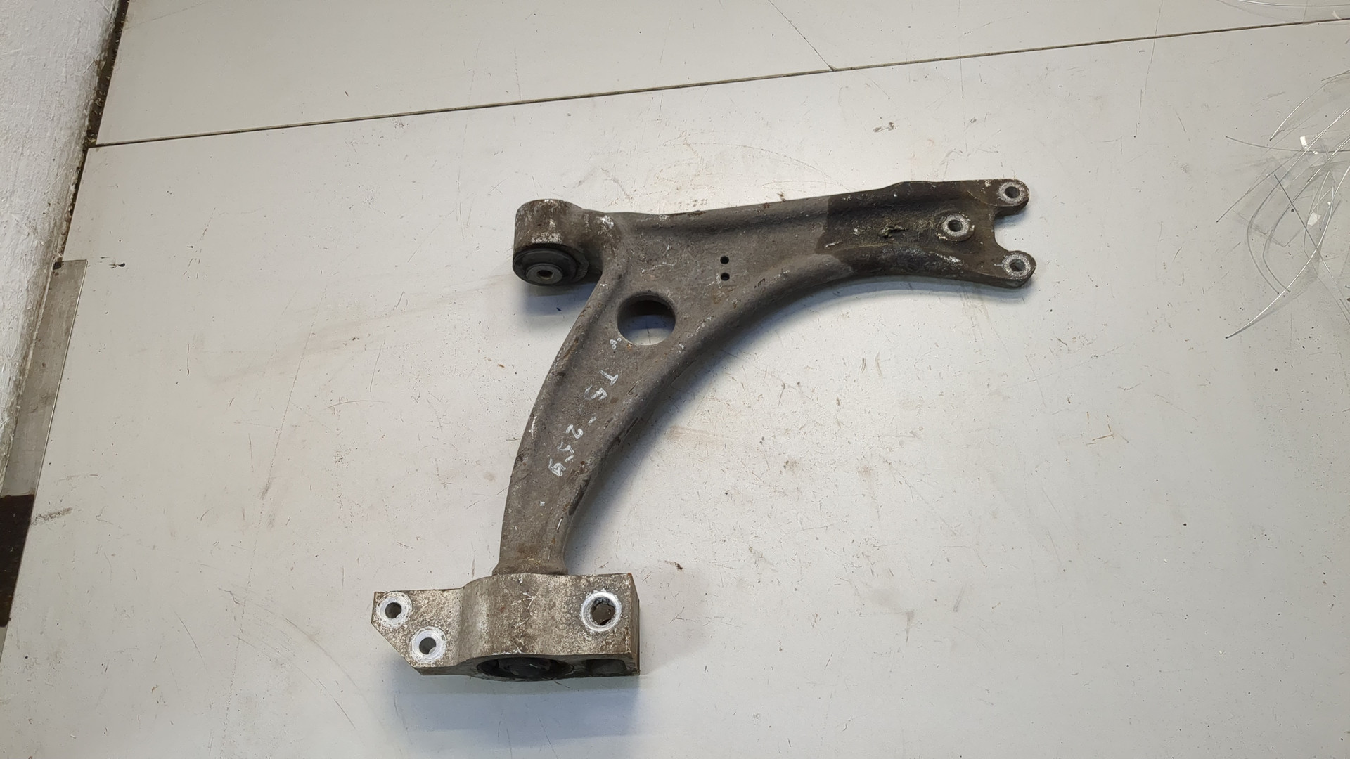 Рычаг передний правый