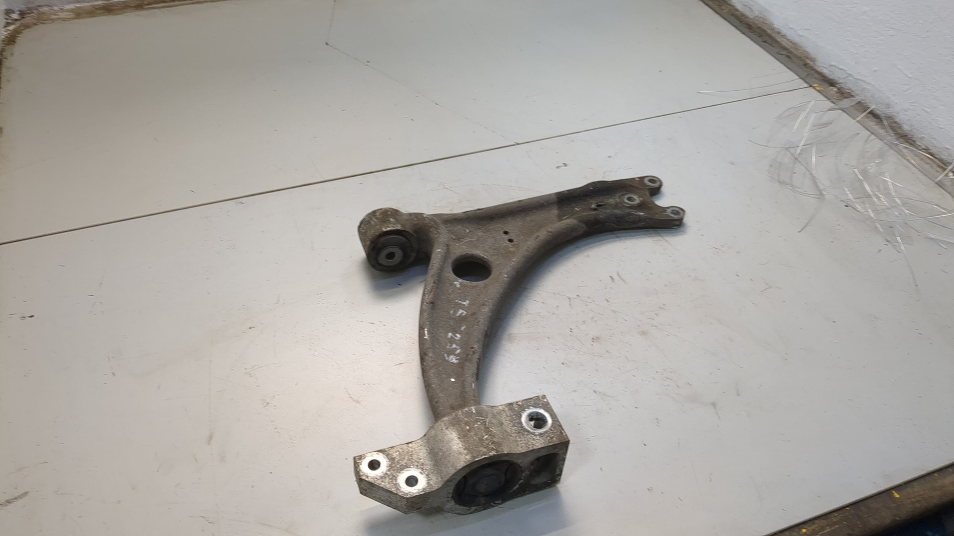 Рычаг передний правый