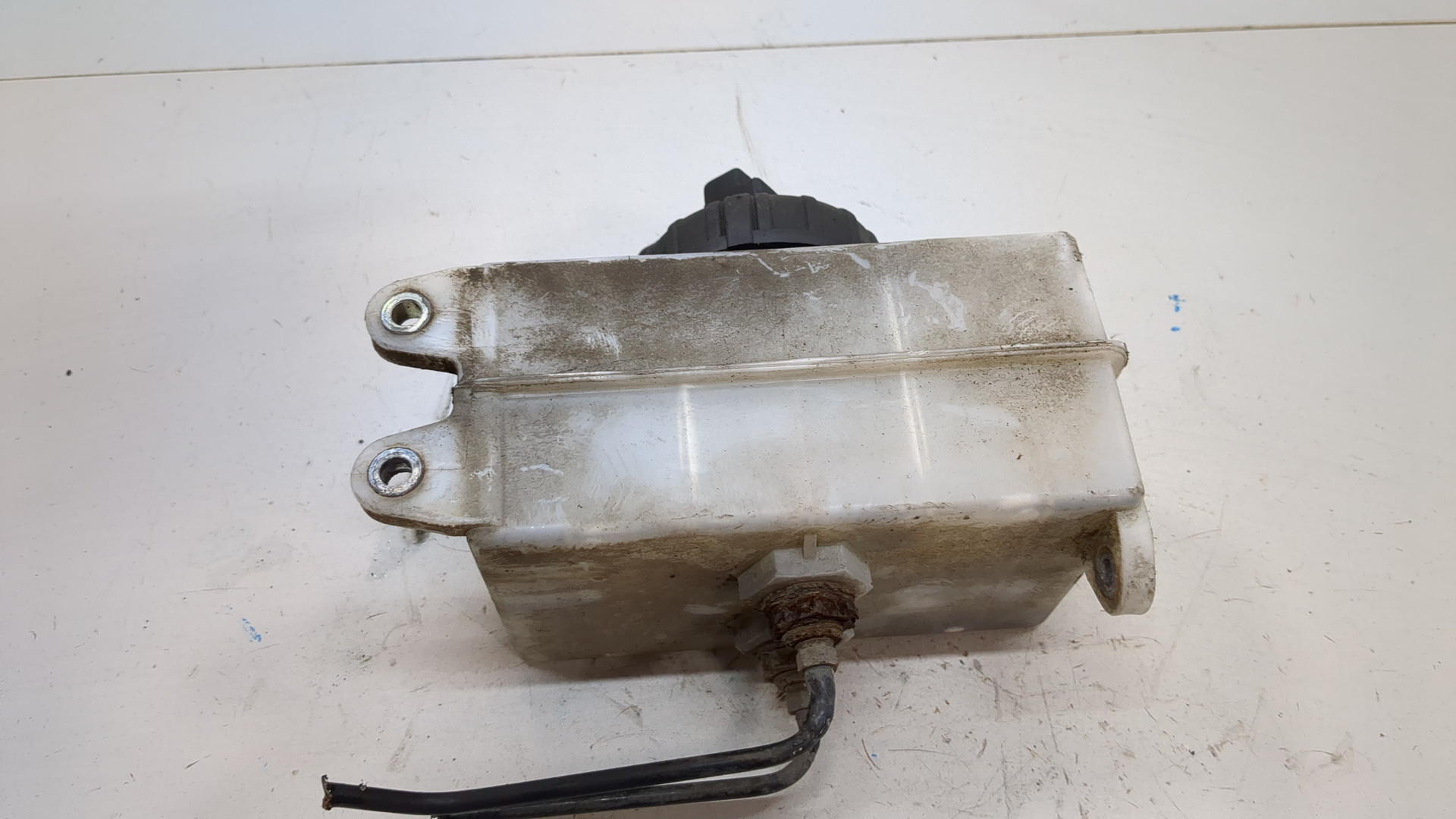 Бачок главного тормозного цилиндра