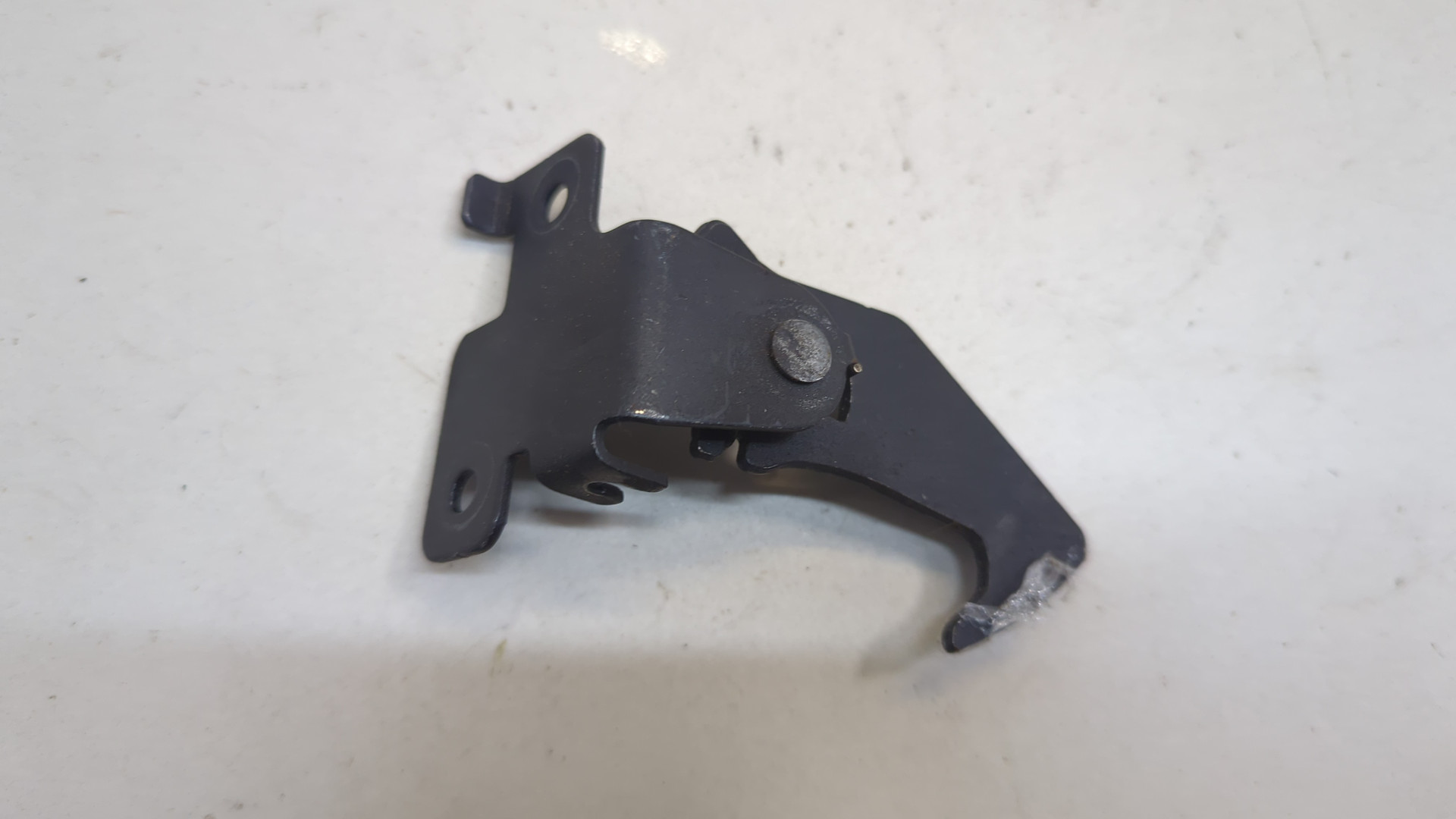 Замок капота