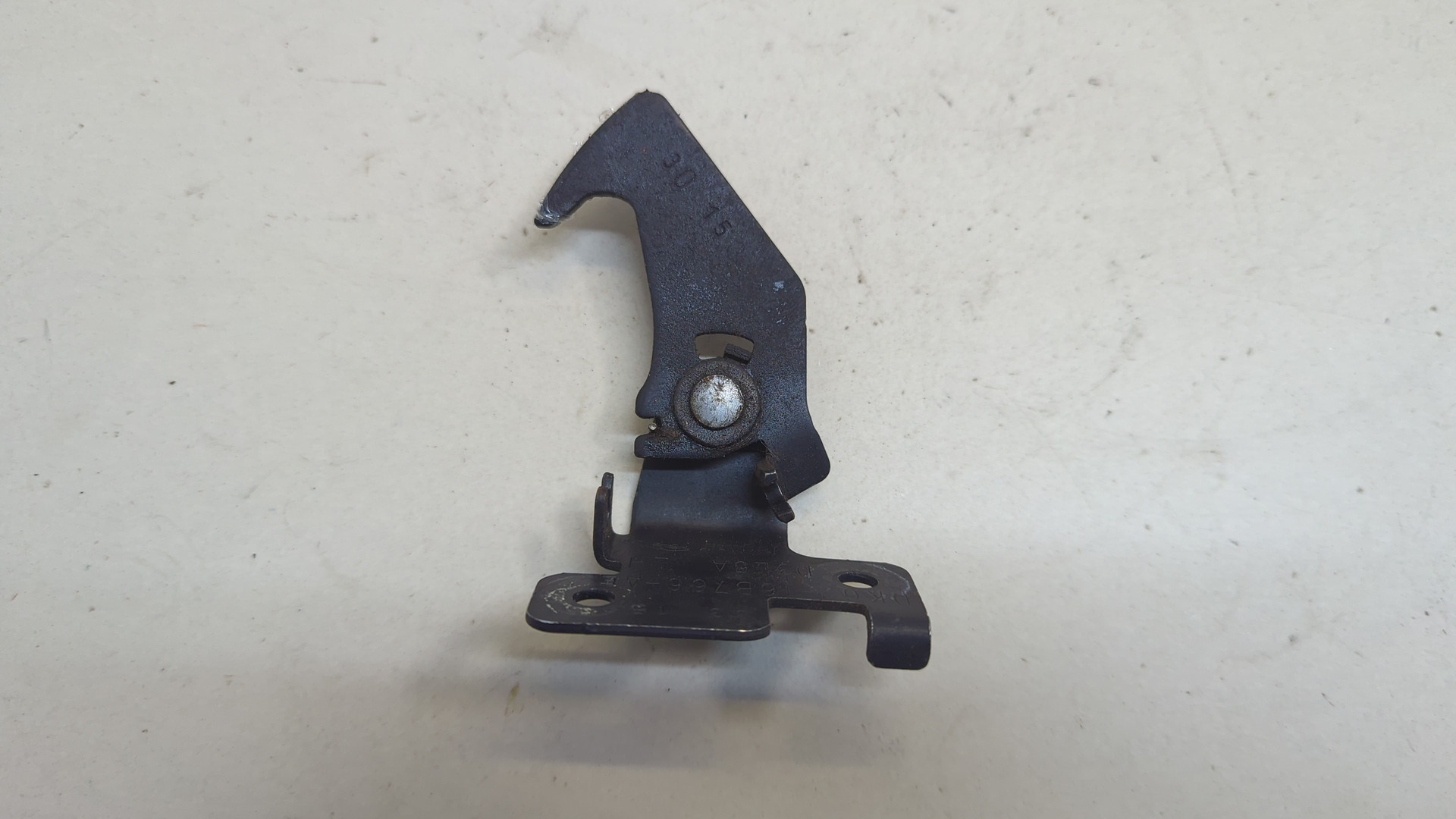 Замок капота