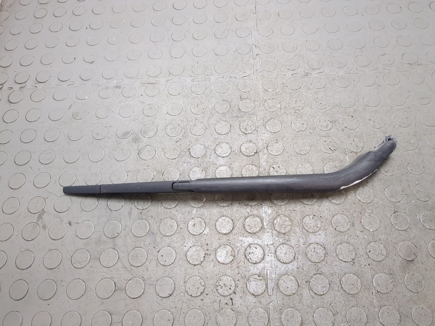 Поводок стеклоочистителя заднего