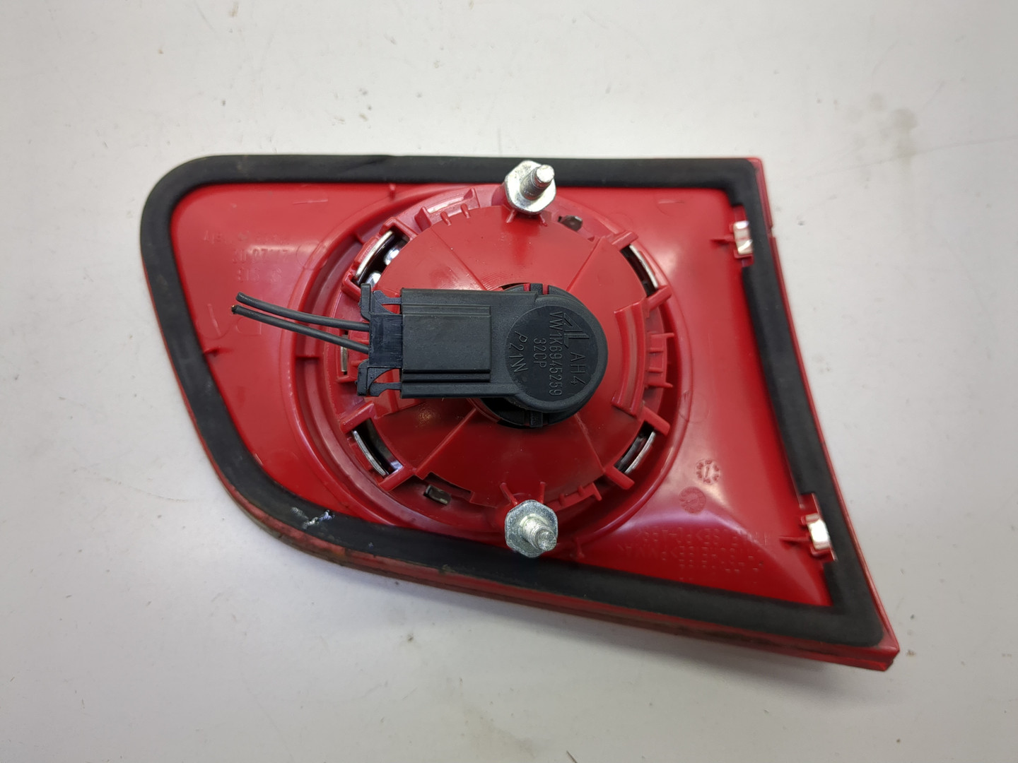 Фонарь задний внутренний левый