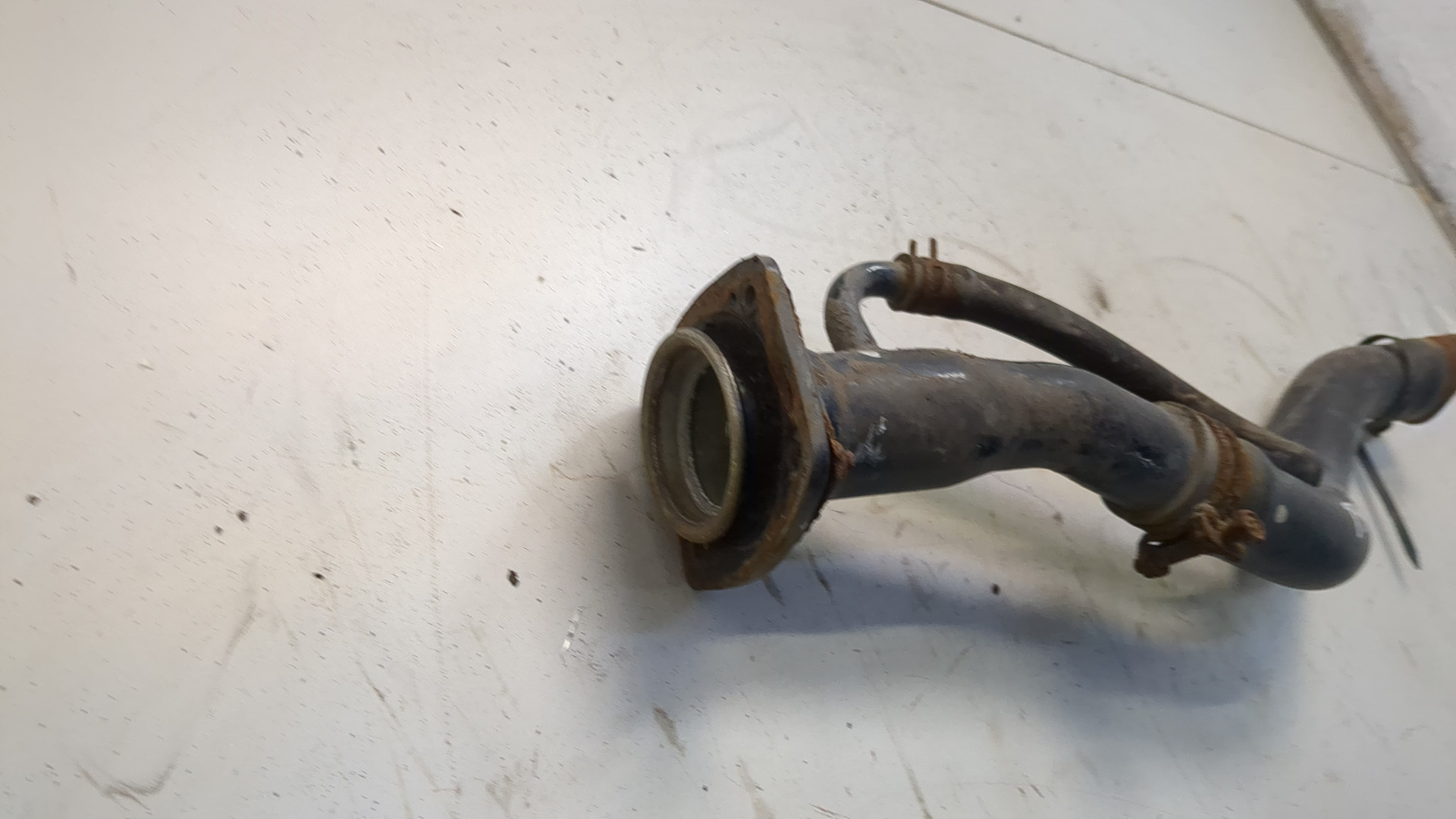 Горловина топливного бака