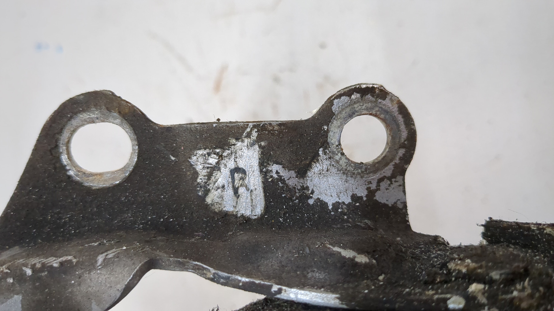 Петля капота правая