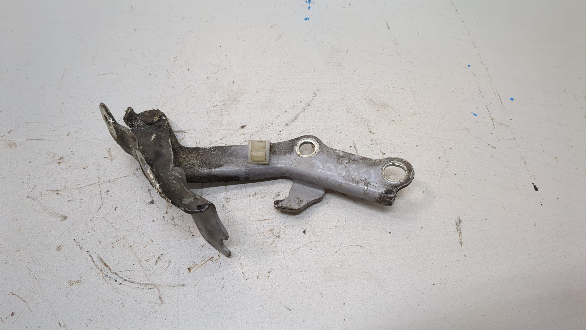 Петля капота правая