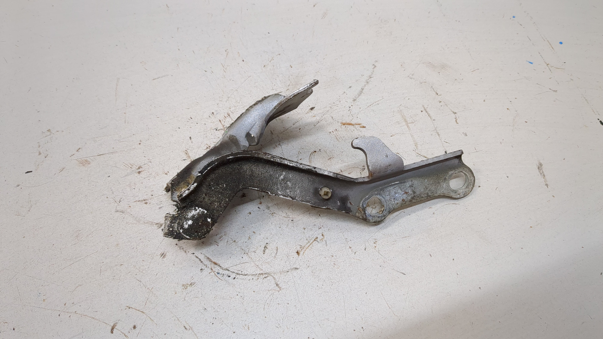 Петля капота правая