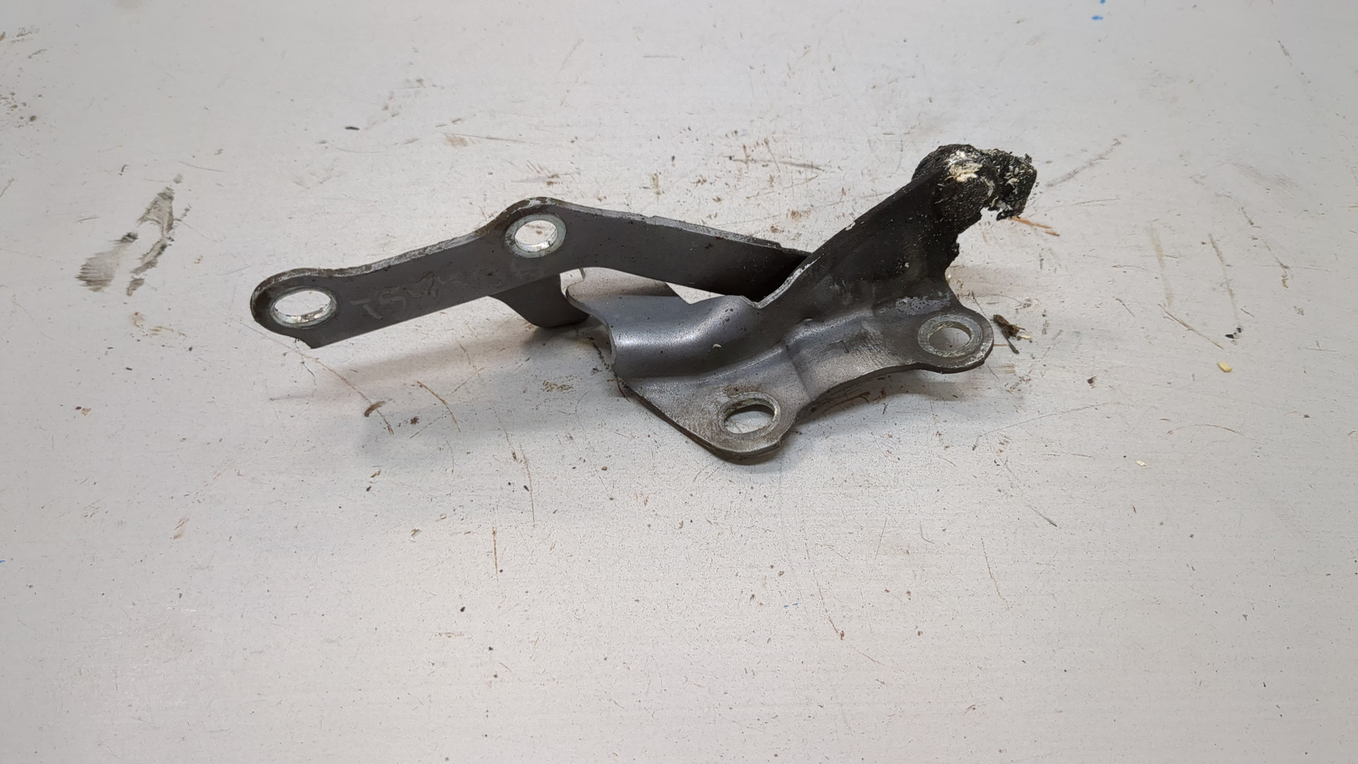 Петля капота левая