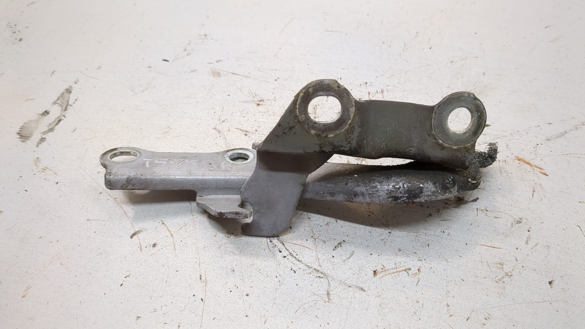 Петля капота левая