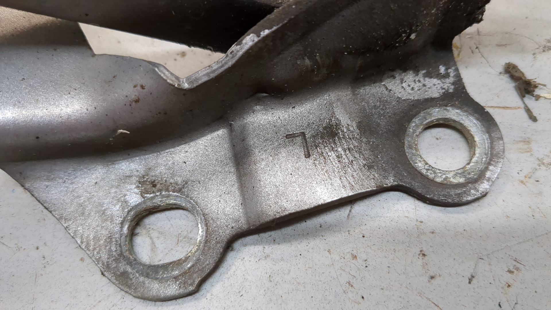 Петля капота левая