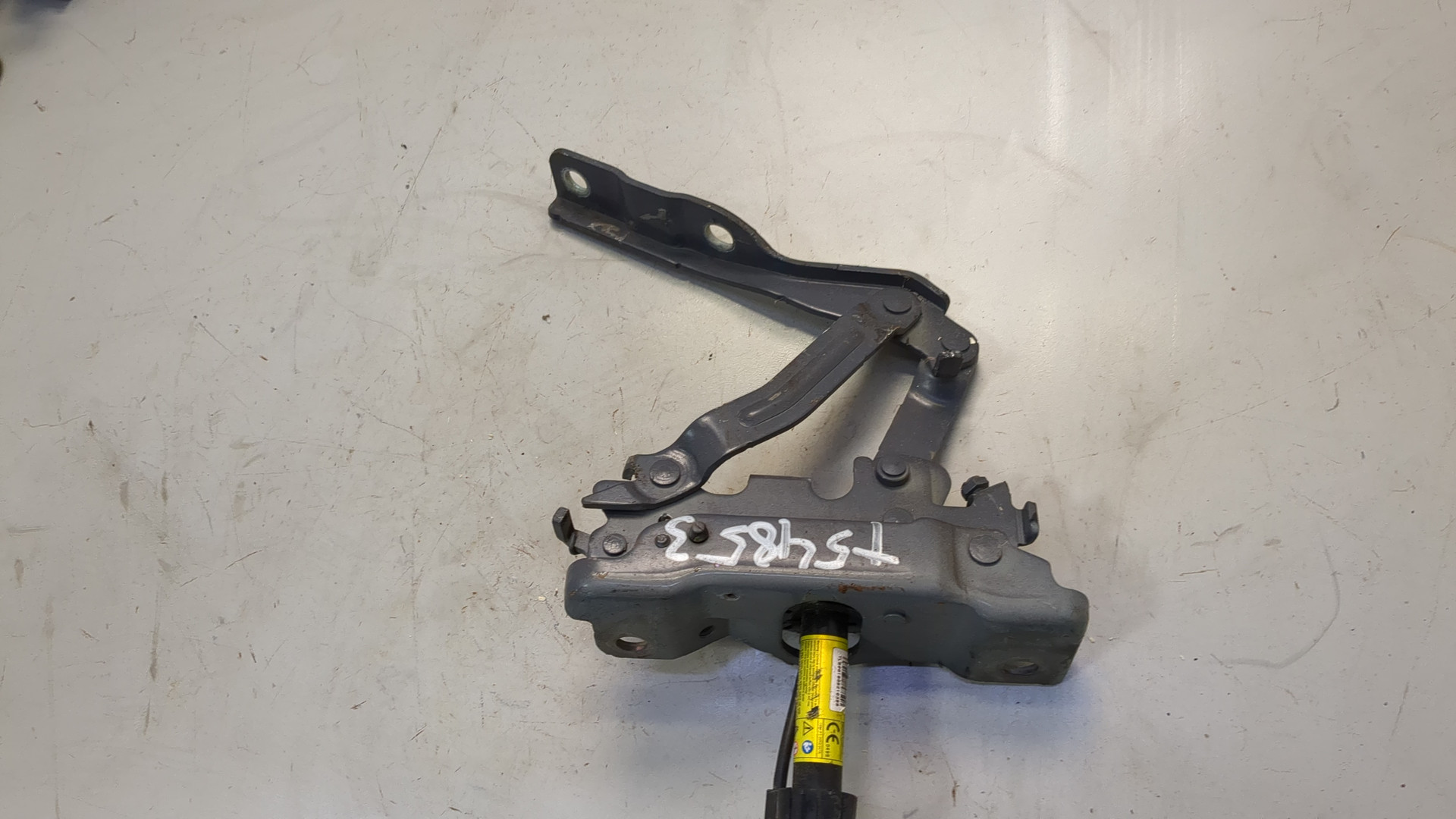 Петля капота левая