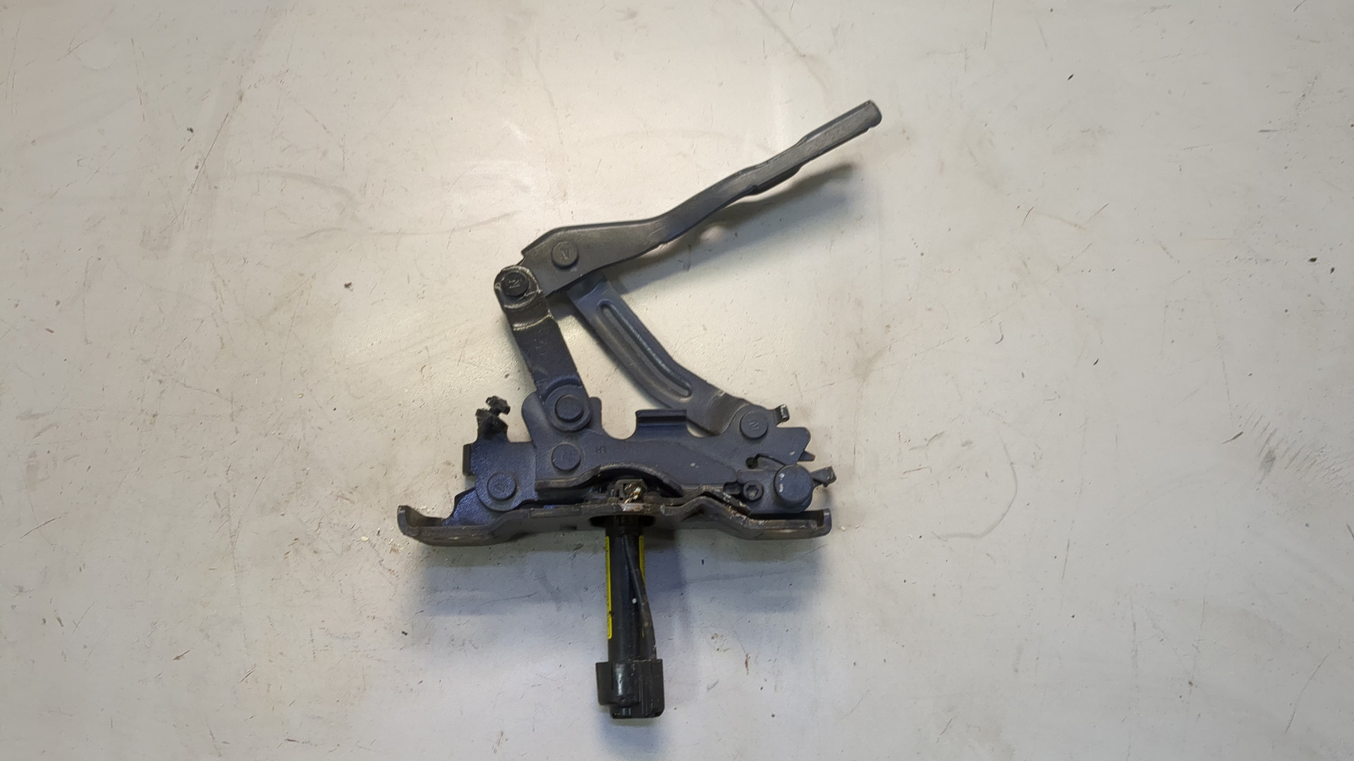 Петля капота левая