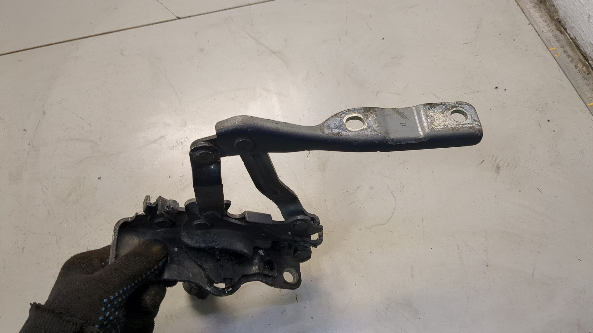 Петля капота левая