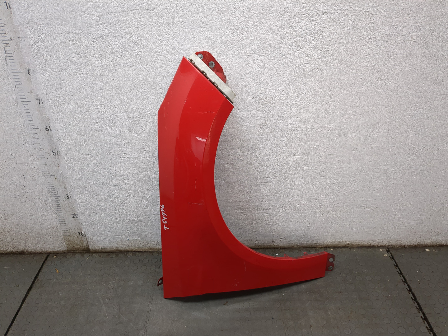 Крыло переднее правое