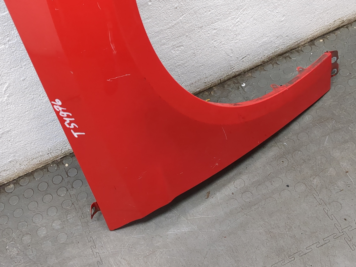 Крыло переднее правое