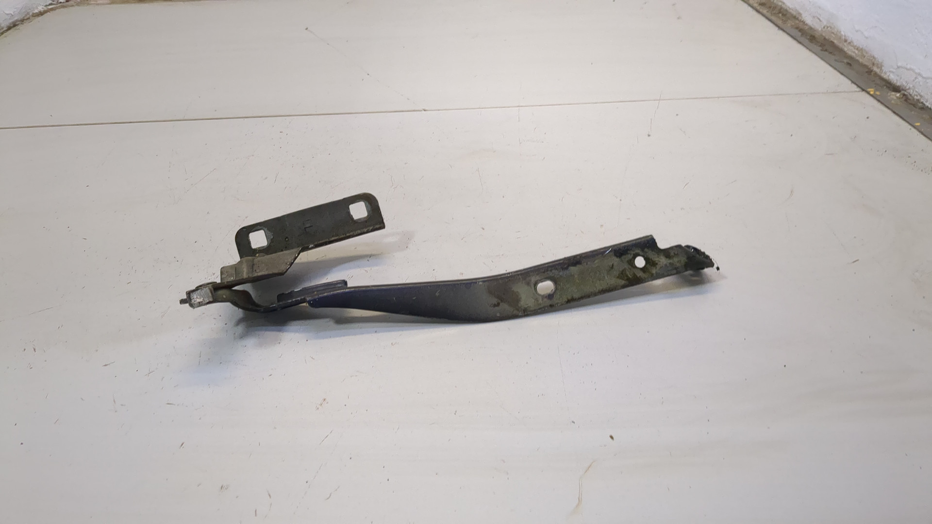 Петля капота левая