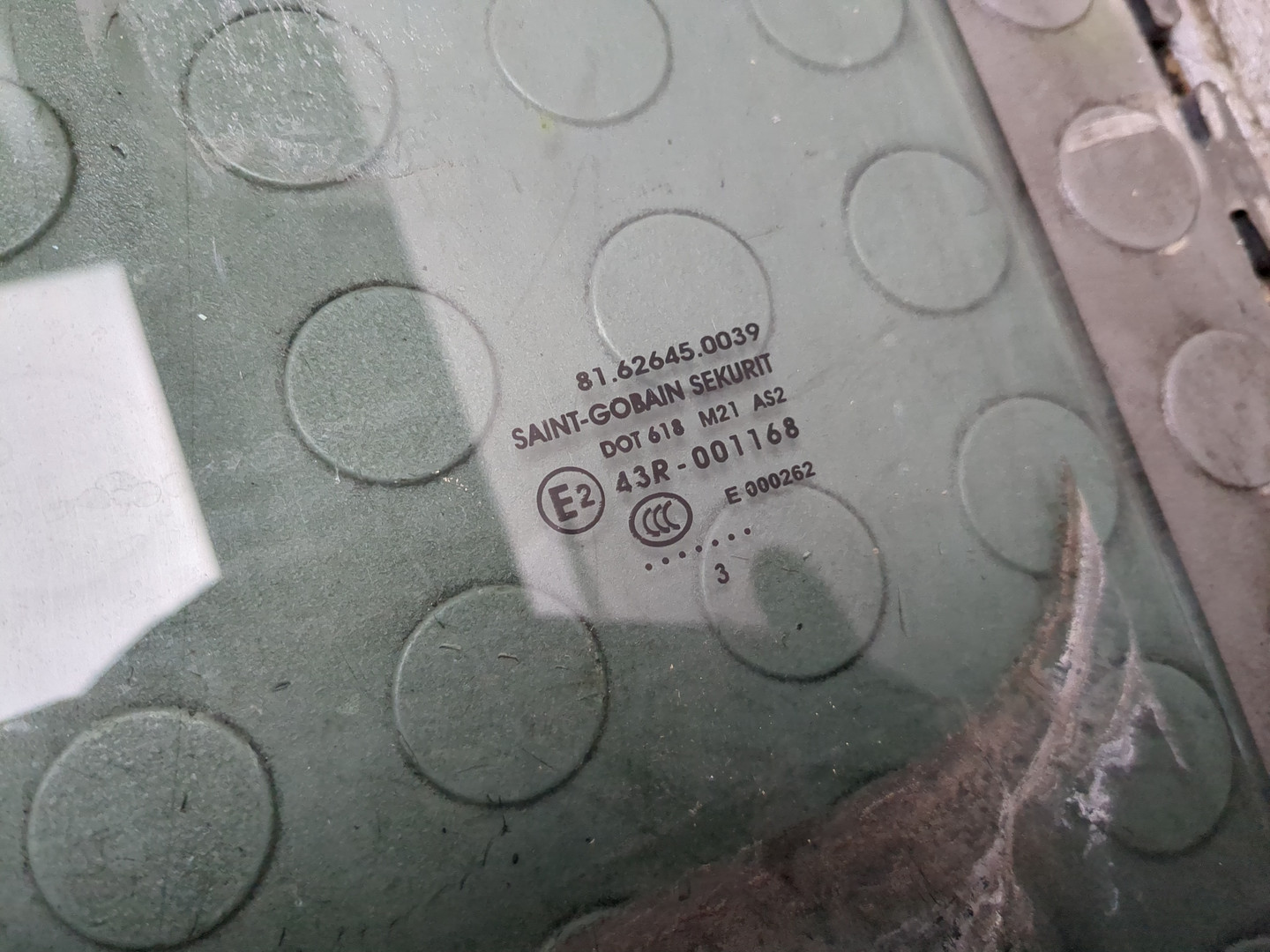 Стекло двери передней левой