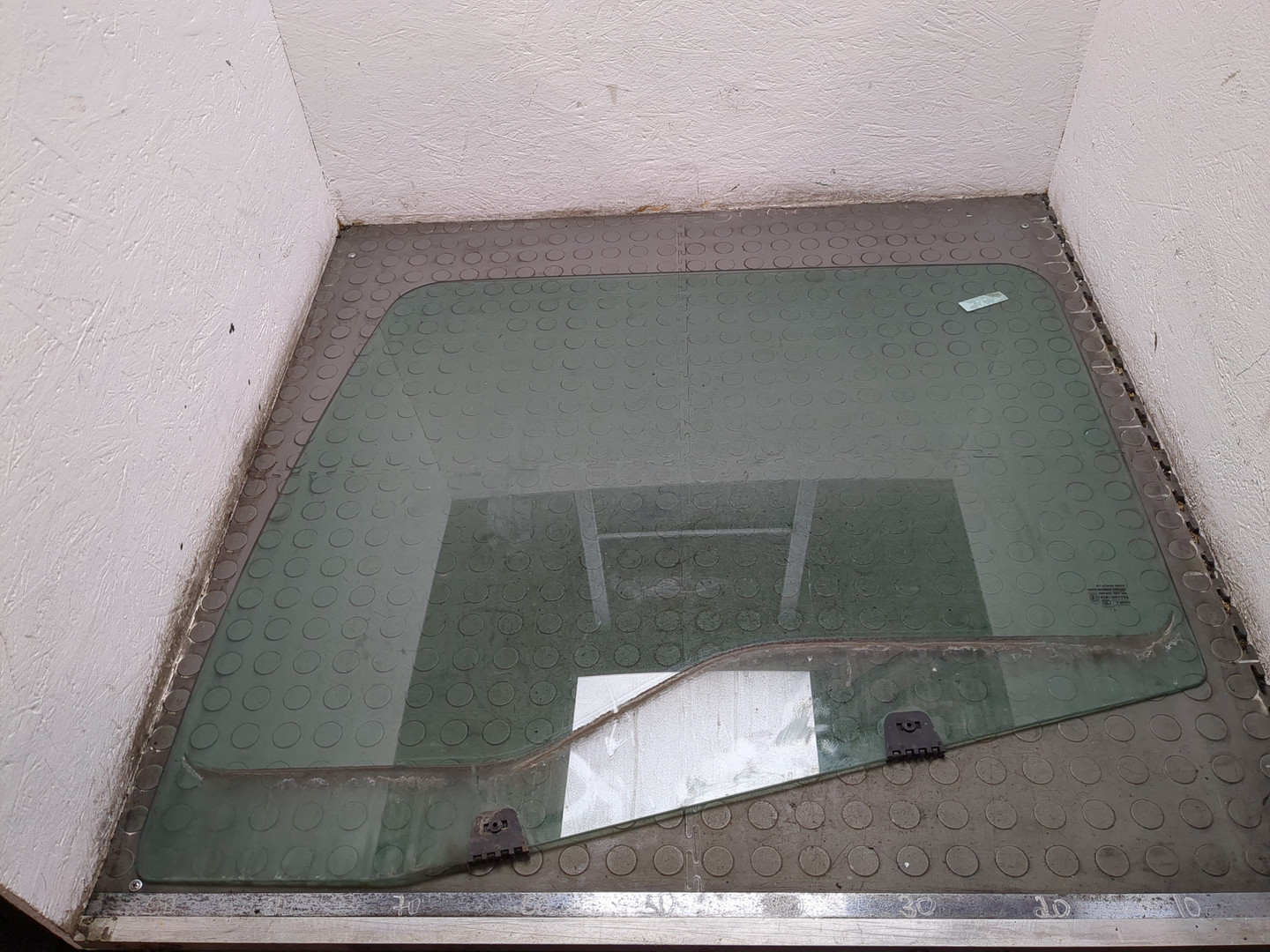 Стекло двери передней левой